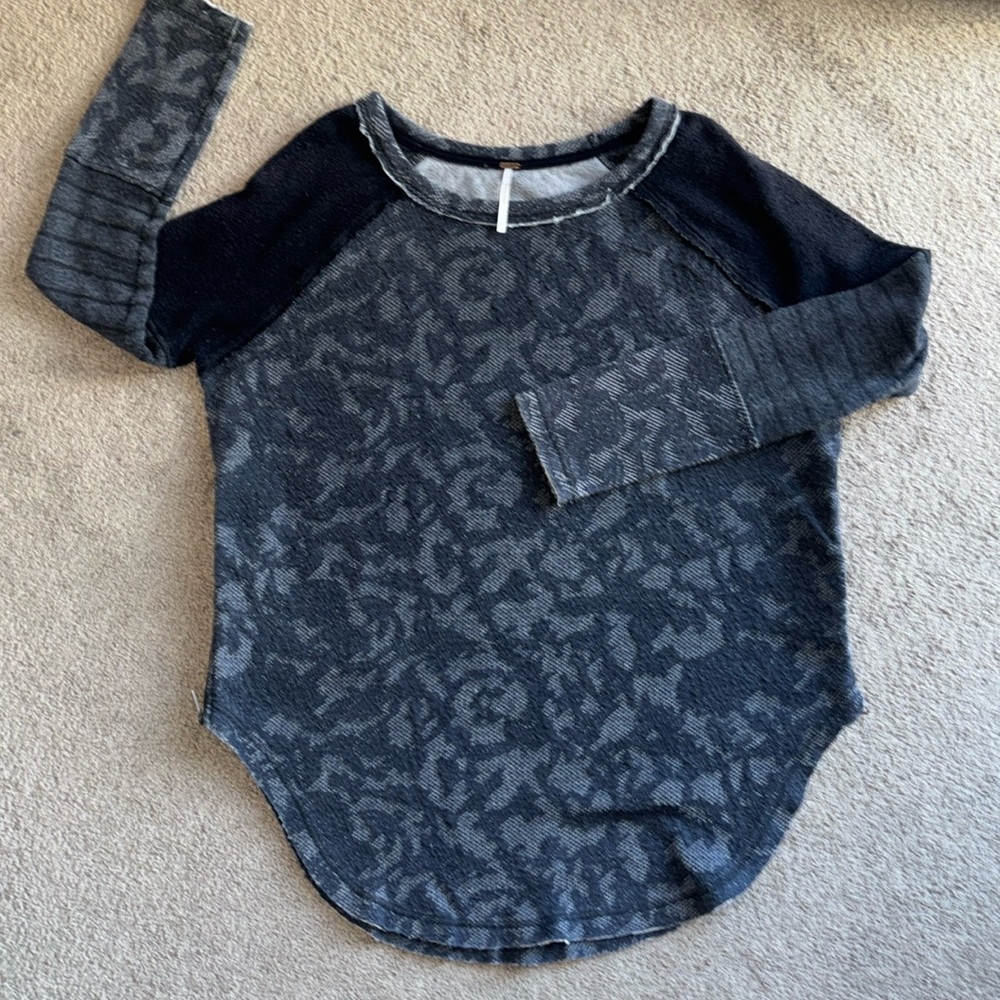 FREE PEOPLE PATTERN SWEATSHIRT